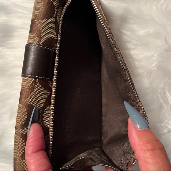 Coach Signature Wallet - Picture 4 of 9